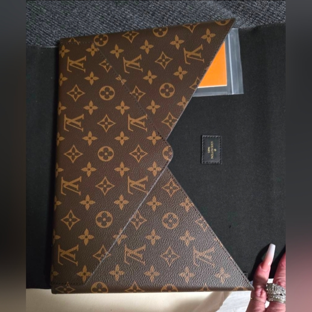 New Mono Reverse Mark Style Folder - Picture 7 of 8